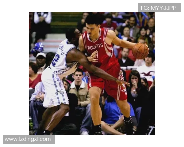 詹姆斯与姚明的对决背后那场引发争议的垫脚事件解析 詹姆斯与姚明的对决背后那场引发争议的垫脚事件解析