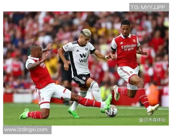 英超激战：那不勒斯大胜巴萨乌龙球引发争议判罚全场沸腾