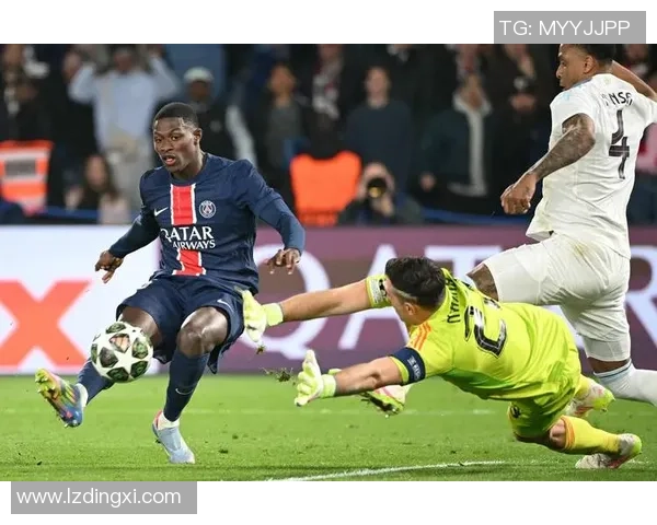 德甲激战：尤文图斯狂胜巴萨五球赛场瞬间引发热议与反思